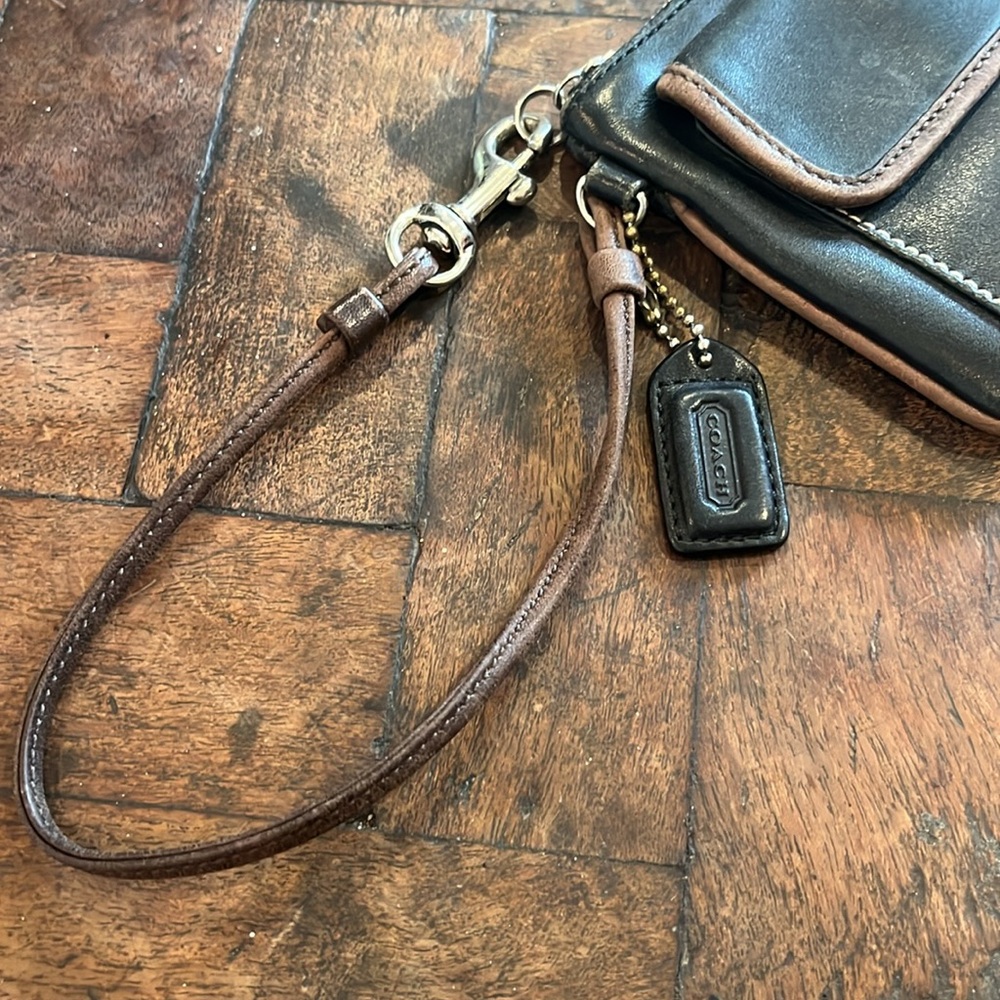 COACH Black leather Roomy Wristlet Purse. Not the tiny kind. - Picture 3 of 12